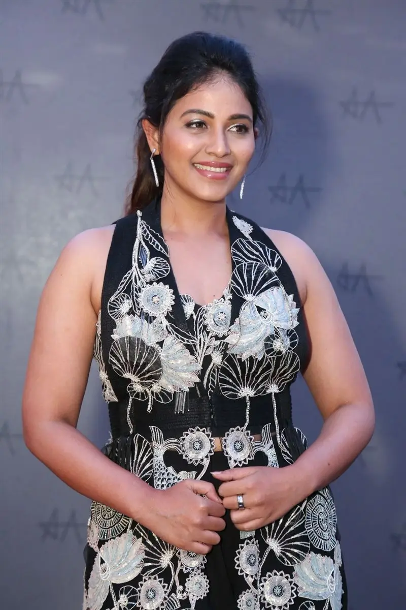 Blouse Anjali in Sleeveless Black Dress